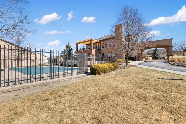 Building Photo - Immaculate 2 Bed 2 Bath Condo with Pikes Peak Views in D49!!!