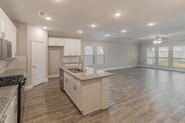 Building Photo - 5917 Bellflower Dr