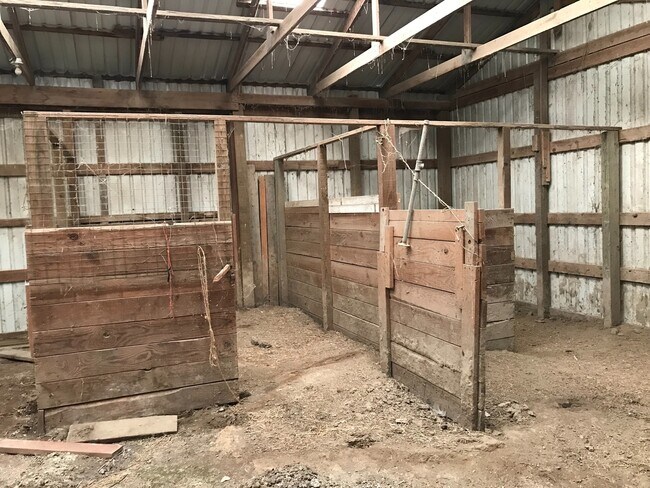 Building Photo - Beautiful Hobby Farm on 10 Acres!