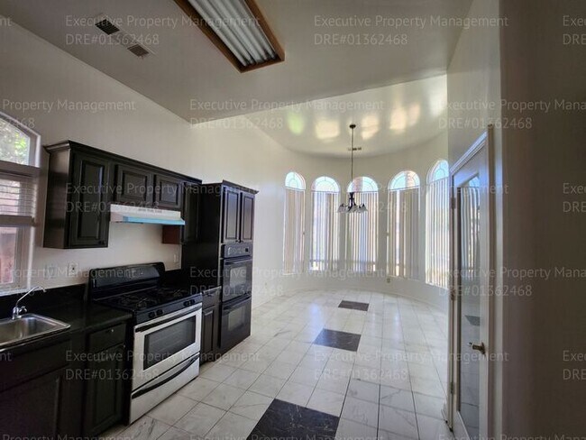 Building Photo - 4 bedroom 3 FULL bath/ 3 CAR Garage.. 2418...