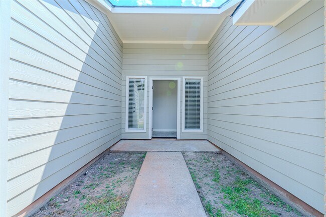 Building Photo - 2714 Flintrock Cir