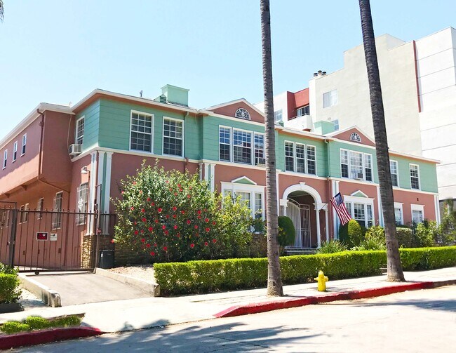 Building Photo - 1749 N Sycamore Ave