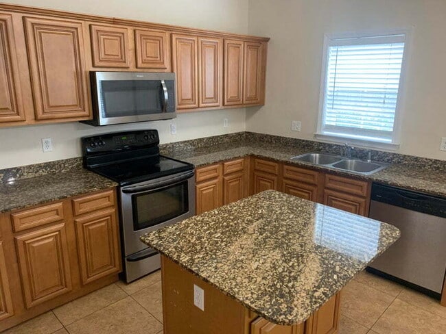 Building Photo - "Spacious 3-Bedroom Townhouse Retreat in Fort Walton Beach!"