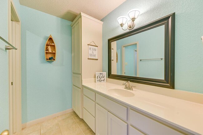 Building Photo - 640 Bluffside Dr
