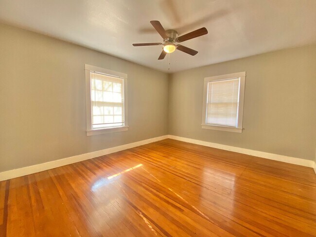 Building Photo - Larger 2 bed 1 bath cute cottage now avail...
