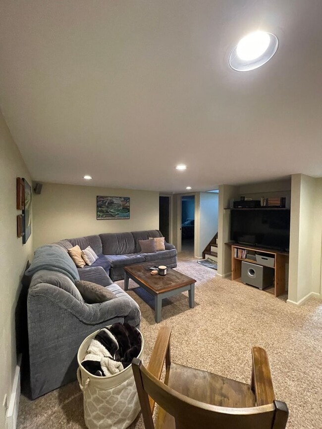Building Photo - CHARMING HOME IN GREAT LOCATION!