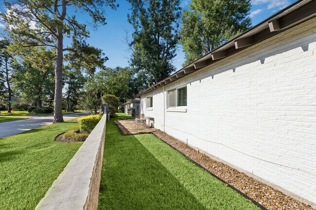Building Photo - 37 Champions Colony E