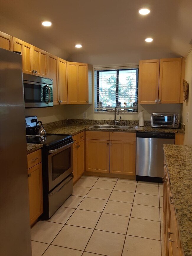 Building Photo - Seasonal/short term ONLY  Nicely renovated 2/2 condo across the street from LIDO BEACH!