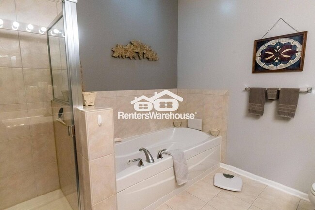 Building Photo - 3872 S Lake Dr