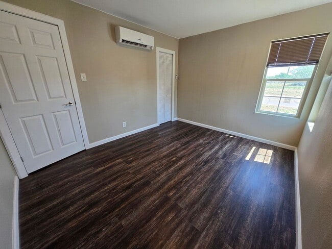 Building Photo - Newly Renovated Home