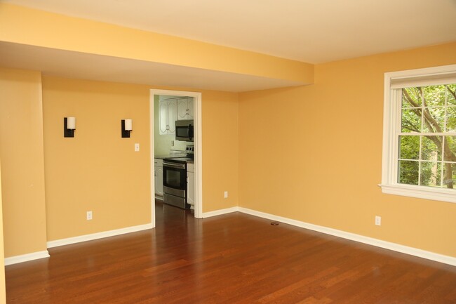 Building Photo - Spacious 4 Bedroom End-Unit Townhouse In G...