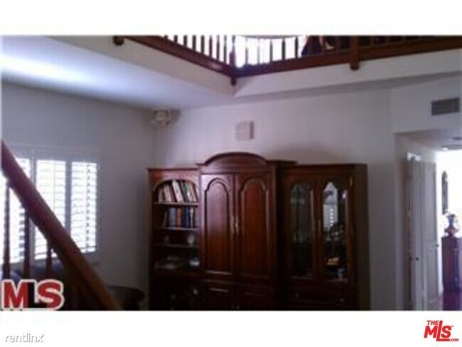 Building Photo - 10620 Eastborne Ave