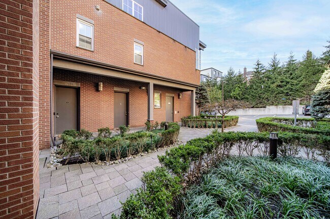 Building Photo - 1600 Kaufer Ln