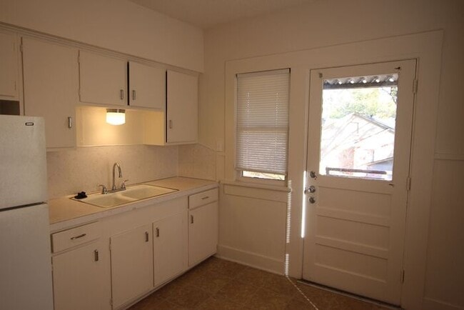 Building Photo - Available Now! Adorable 1 bedroom 1 bath a...