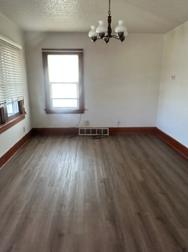 Building Photo - 2 bedroom house