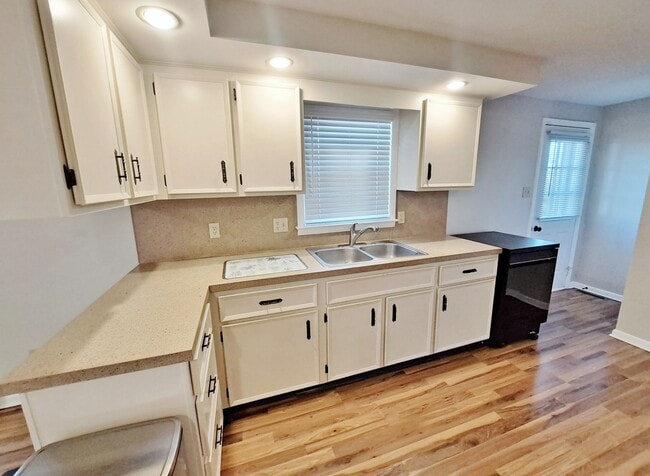 Building Photo - 3 Bed / 1-1/5 Bath Single Family Home w/Attached 2-Car Garage
