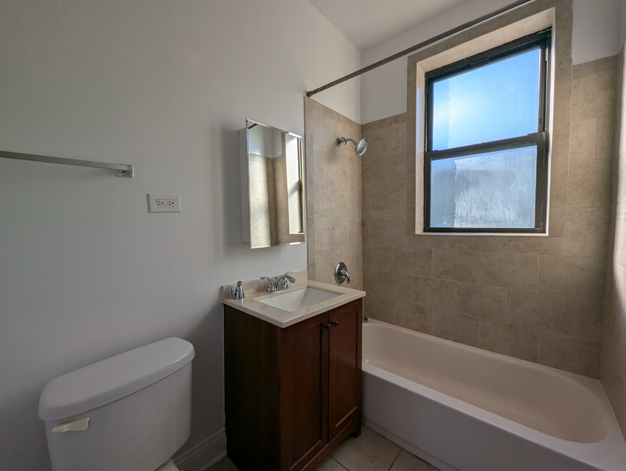 Building Photo - 822 W Waveland Ave