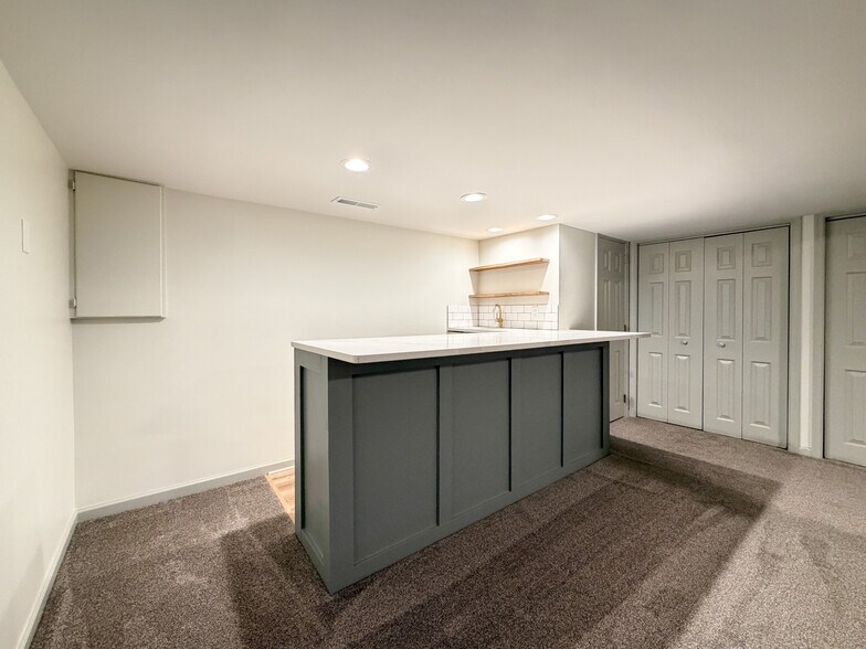 Building Photo - 425 Deerfield Dr