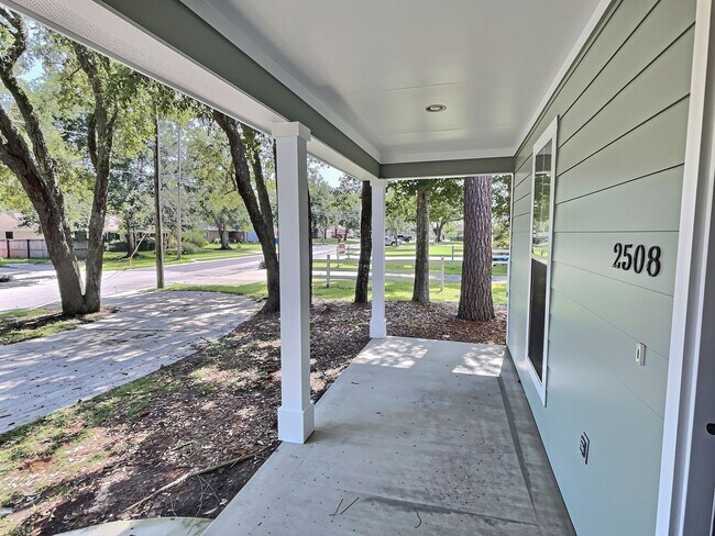 Building Photo - 3/2 Coastal Cottage in Golf Cart District | Ocean Springs School District