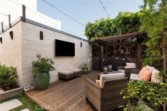 Building Photo - 330 28th St