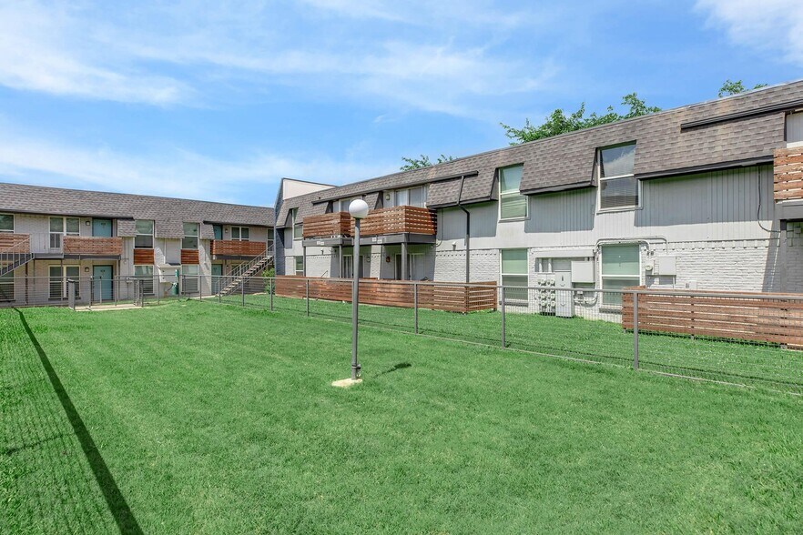 Building Photo - 7913 N Harwood Rd