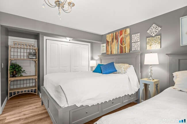 Building Photo - 801 Pequot Ave