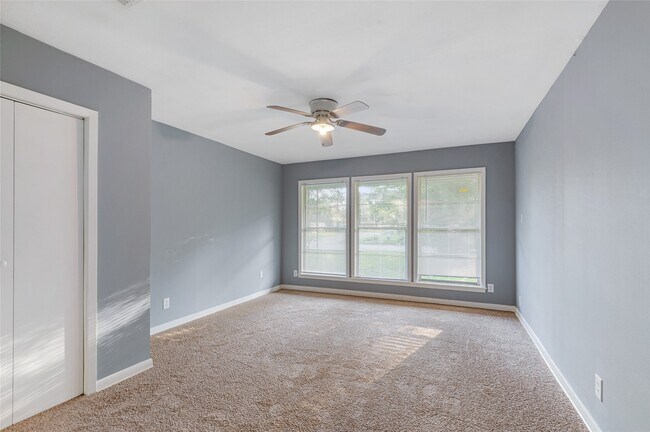 Building Photo - 10502 Royal Oaks Dr