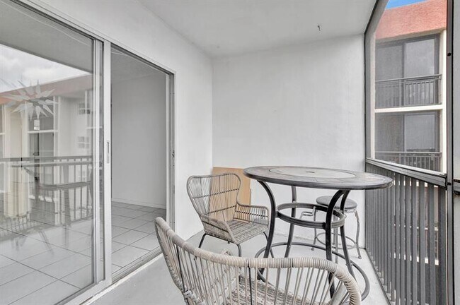 Building Photo - 2350 NE 14th Street Causeway