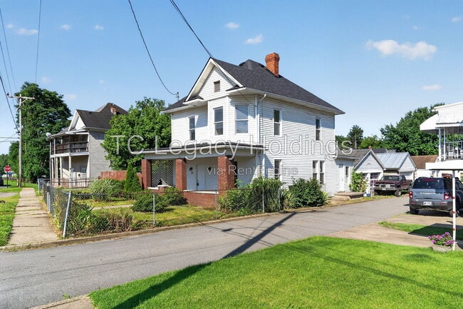 Building Photo - 890 Traction St
