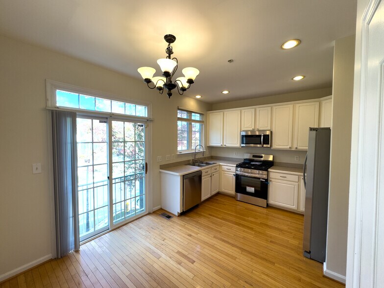 Building Photo - 8010 Pennington Dr