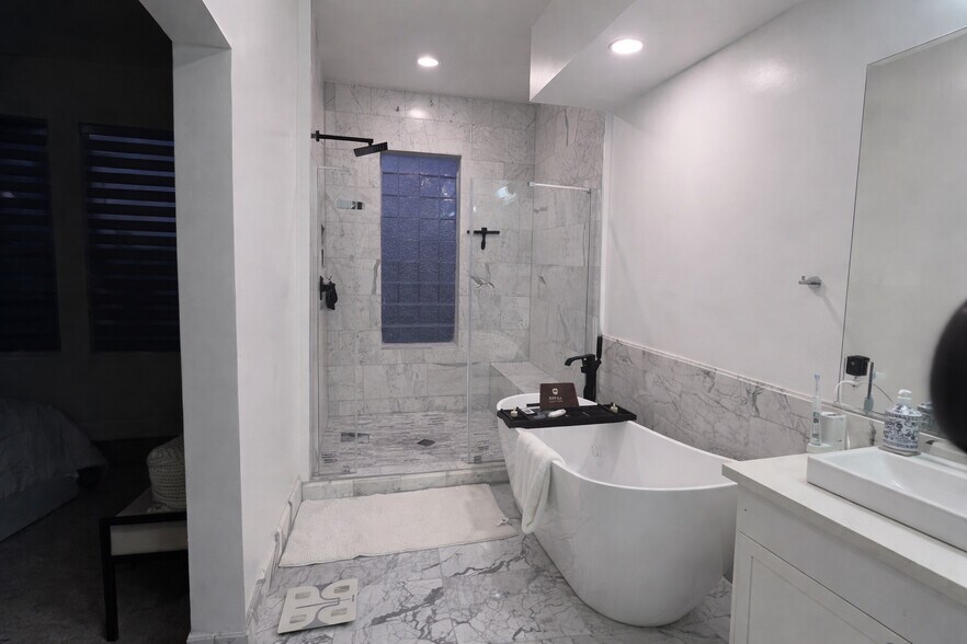 Building Photo - 300 E 4th St