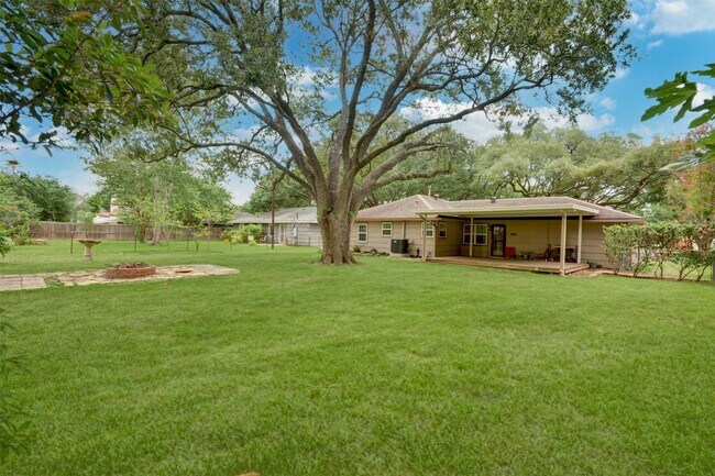 Building Photo - 5604 Whitehaven St