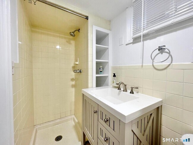 Building Photo - 28 Wessels Pl