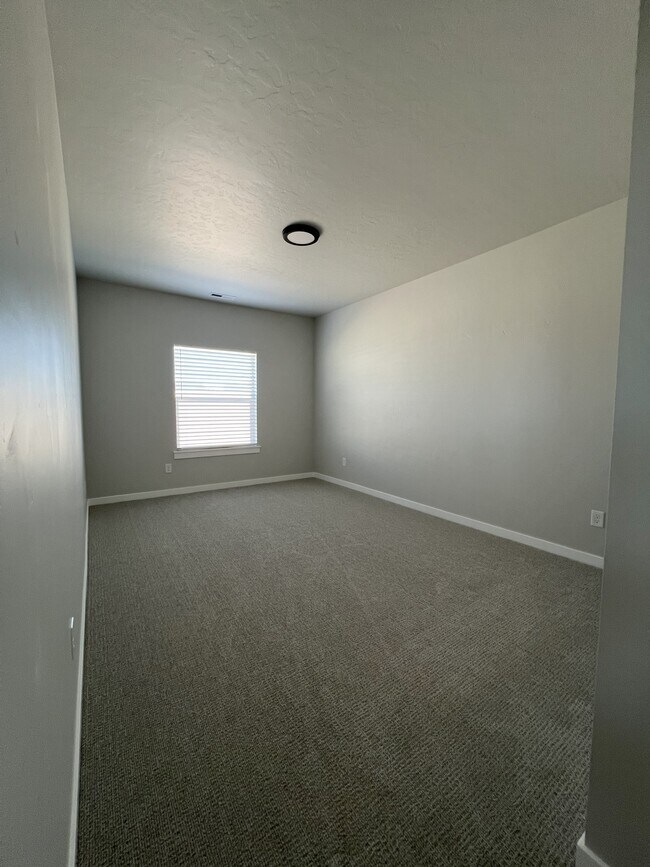 Building Photo - 2285 N Lithodora Ave