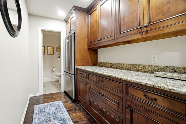 Building Photo - 2412 Emerald Cir