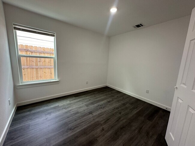Building Photo - 3-Bedroom Duplex with Modern Finishes & Fu...