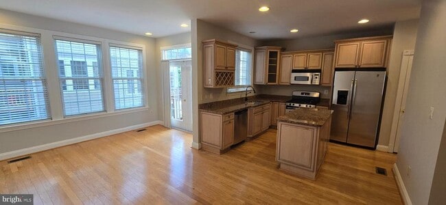Building Photo - 47565 Royal Burnham Terrace