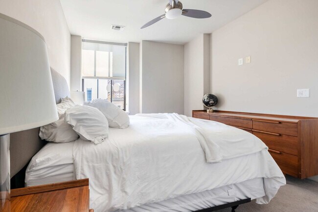 Building Photo - 10 Light St