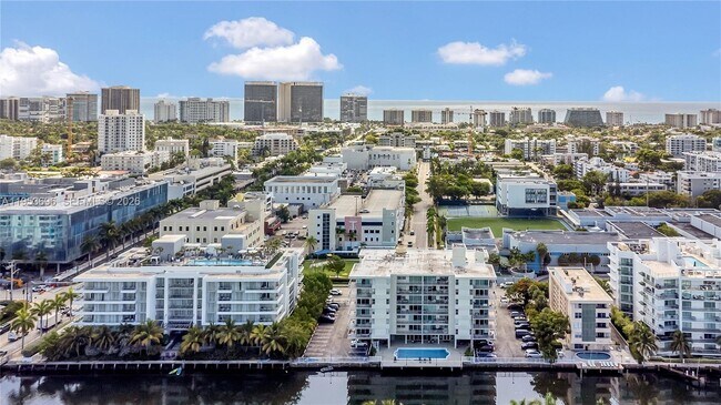 Building Photo - 9500 W Bay Harbor Dr