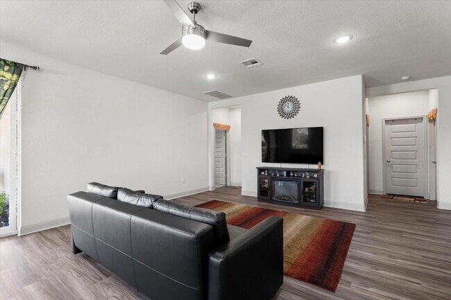 Building Photo - 18017 Nepi Dr
