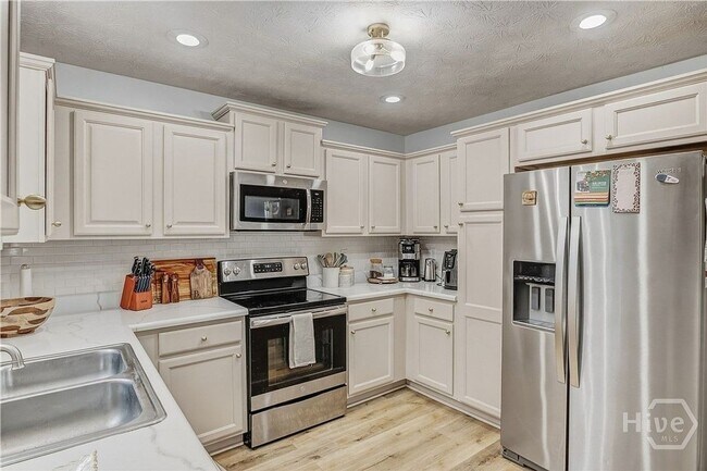 Building Photo - Beautiful 3BR/3BA Home with Private Pool in Commerce