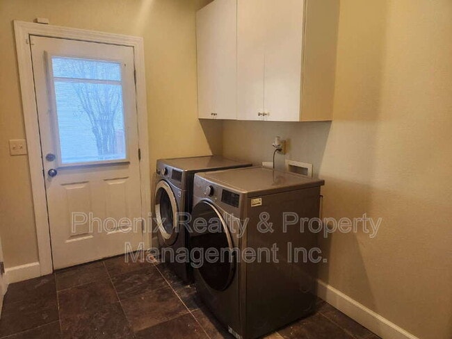 Building Photo - 454 N Finch Ave