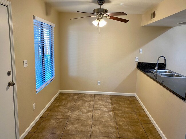 Building Photo - Phoenix 2 Bed 2 Bath Condo Near Airport an...