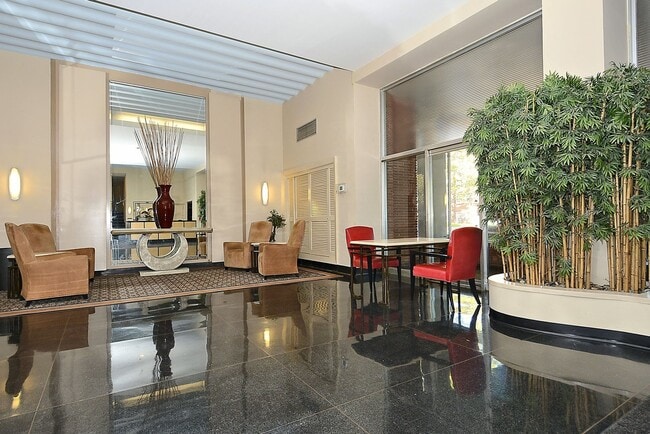 Building Photo - Spacious efficiency right in between Dupon...