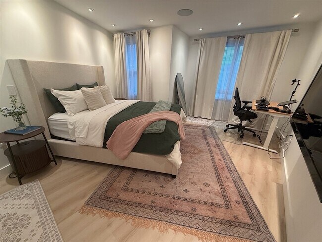 Building Photo - 16 Miner St