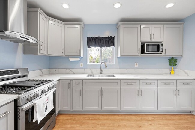 Building Photo - Beautiful Summer Home | Gorgoeus Yard | 3-...