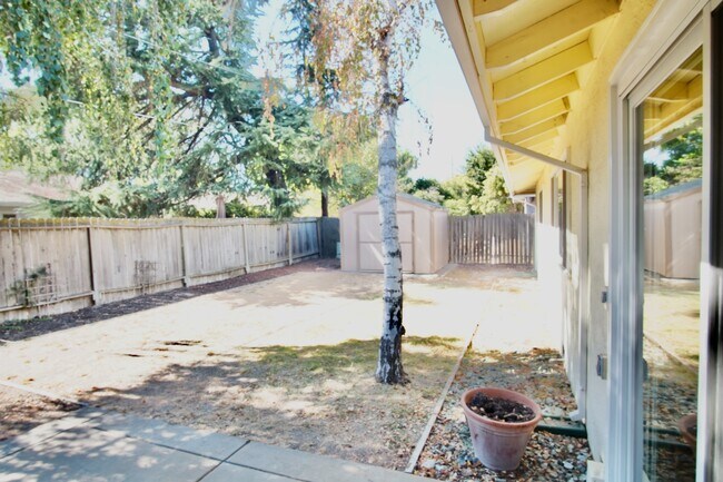 Building Photo - 2518 Loyola Dr