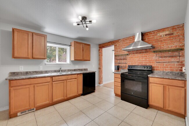 Building Photo - $2,245 - 2 Bed, 1 Bath Home in Denver with...