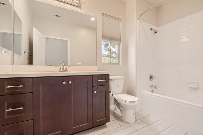 Building Photo - Don't miss out on this 4 Bedroom/ 4.5 Bath...