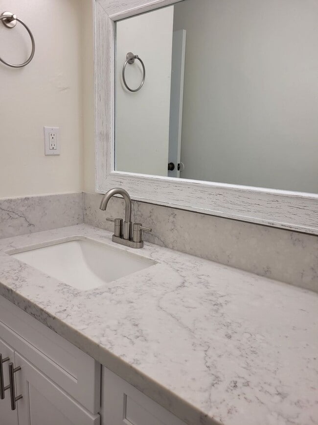 Building Photo - Available July 1, 2026 | A 3 Bedroom, 2.5 bath Townhouse with 2 parking stalls in Hokuala Hale